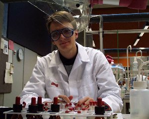En gymnasieelev i laboratoriet p\'e5 kemisk institut